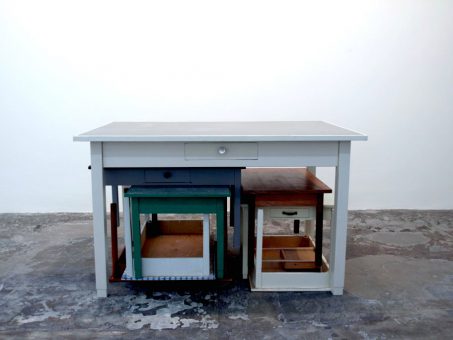 “Schuilende tafels” / installatie van (bijzet-)tafels / 77 x 80 x110 cm. / Frank Halmans