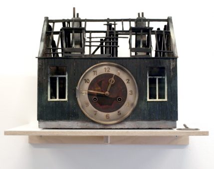 “Burned clock IV” 2016 Hout, multiplex, lak, latex, messing, uurwerk / 36 x 17 x 35 cm. / Frank Halmans
